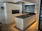 Hoogglans witte keuken met eiland - Zelf demonteren, Huis en Inrichting, Keuken | Complete keukens, Ophalen, Gebruikt, Overige materialen