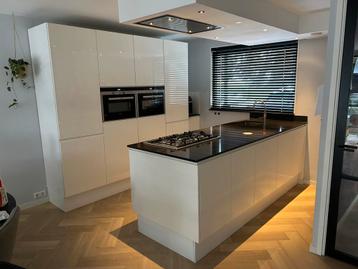 Hoogglans witte keuken met eiland - Zelf demonteren beschikbaar voor biedingen