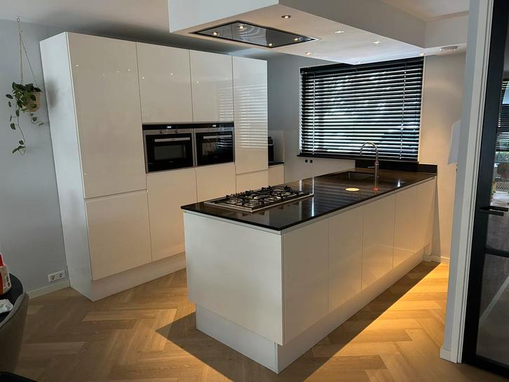 Hoogglans witte keuken met eiland - Zelf demonteren, Huis en Inrichting, Keuken | Complete keukens, Gebruikt, Overige typen, Wit