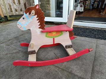 Houten hobbelpaard met houten omranding beschikbaar voor biedingen