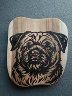 Mopshond hond op houten plank, Dieren en Toebehoren, Verzenden, Nieuw