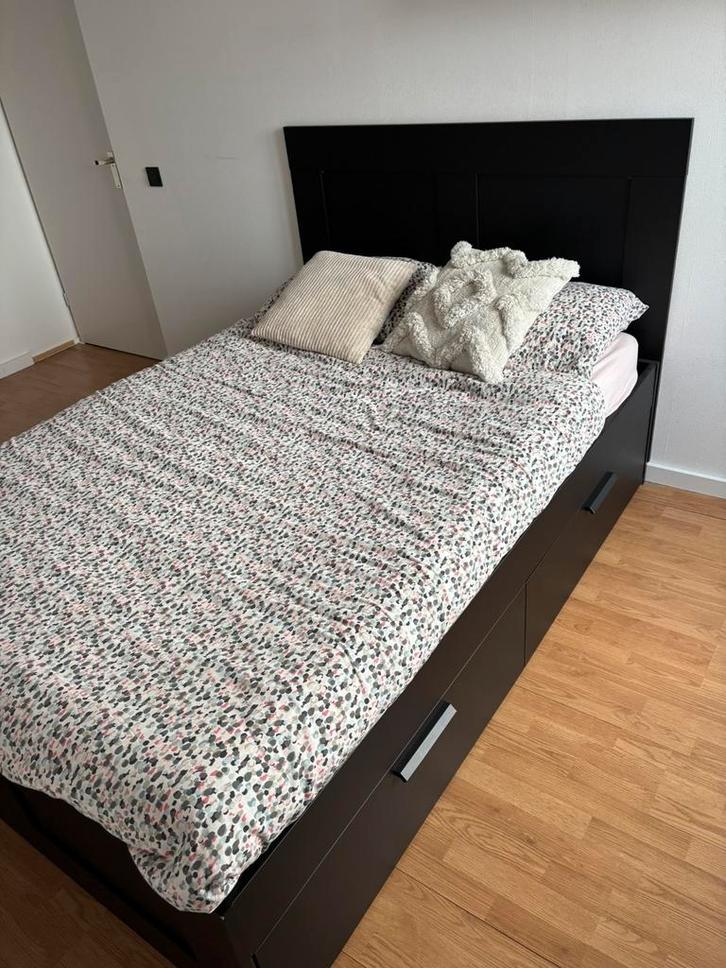 Bed IKEA Brimnes zwart 140 x 200 incl. Lattenbodems, Antiek en Kunst, Antiek | Meubels | Bedden, Ophalen