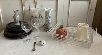Brocante vaasjes - glaasjes - draadmandje - letterlepeltjes beschikbaar voor biedingen