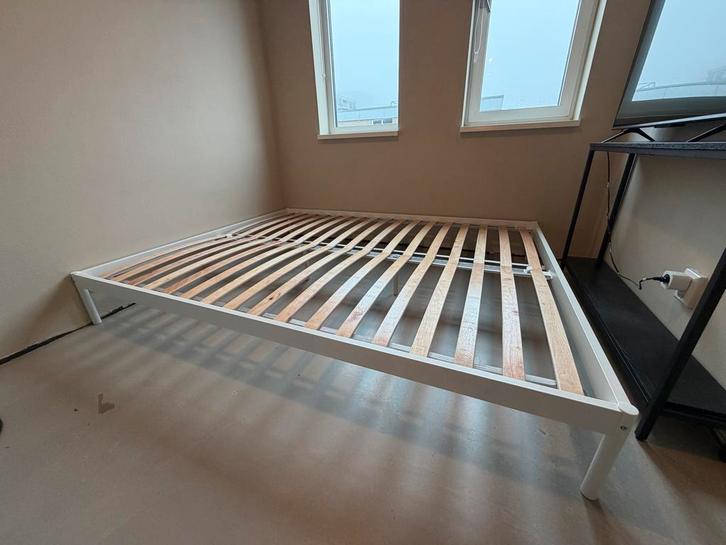 Bedframe 160x200 cm metaal (mat wit) incl lattenbodem, Huis en Inrichting, Slaapkamer | Bedden, Zo goed als nieuw, Tweepersoons