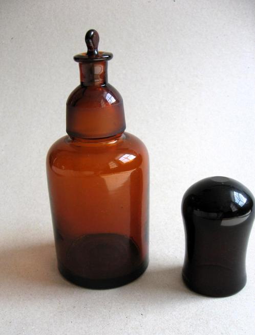 Bruine glazen apothekersfles met stopper en koepeldop, Antiek en Kunst, Antiek | Glas en Kristal, Ophalen of Verzenden