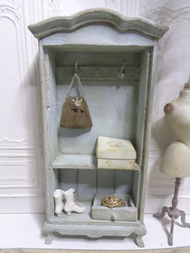 Brocante kast… Poppenhuis 1:12.. (Nr P105)*, Verzamelen, Poppenhuizen en Toebehoren, Nieuw, Poppenhuis, Ophalen of Verzenden