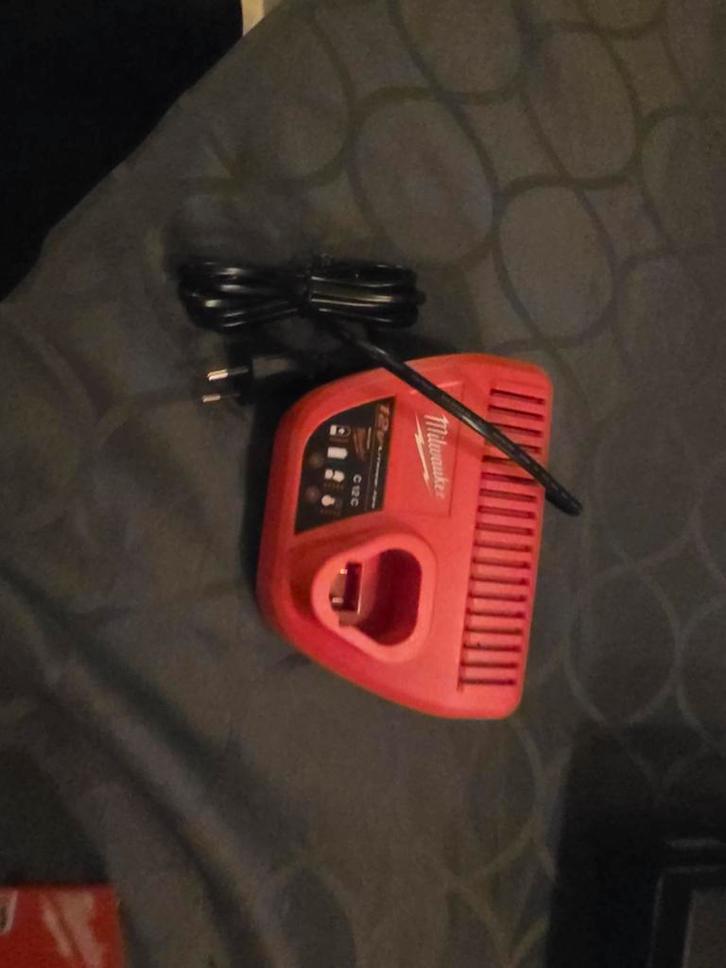 Milwaukee M12 Accu Oplader - 12V, Doe-het-zelf en Verbouw, Gereedschap | Machine-onderdelen en Toebehoren, Nieuw, Ophalen of Verzenden