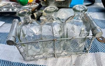 Glazen Flessen in Metalen Mand beschikbaar voor biedingen