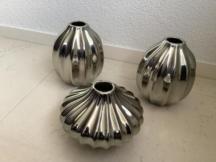 3 zilver kleurige sier vaasjes vazen siervazen siervaasjes, Huis en Inrichting, Woonaccessoires | Vazen, Zo goed als nieuw, Overige kleuren
