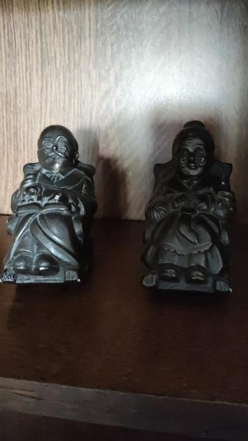 Set gietijzeren beeldjes opa & oma in stoel beschikbaar voor biedingen