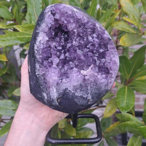 Grote Amethist op standaard met Agaat aan zijkant edelsteen, Verzamelen, Mineralen en Fossielen, Mineraal, Ophalen of Verzenden