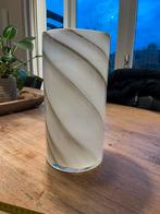 Elegante glazen vaas met gedraaid design, Huis en Inrichting, Lampen | Tafellampen, Ophalen, Zo goed als nieuw, Glas, Minder dan 50 cm