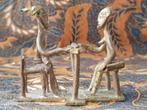 Mooi oud brons beeldje uit Afrika van man en vrouw 8,8 cm.