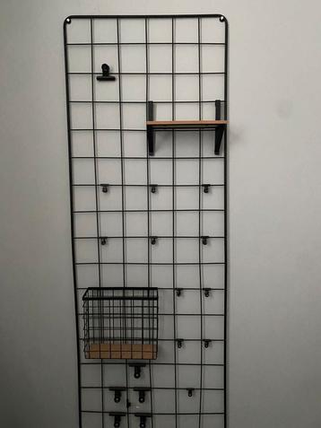 Wandrooster / kaartenrek met accessoires beschikbaar voor biedingen