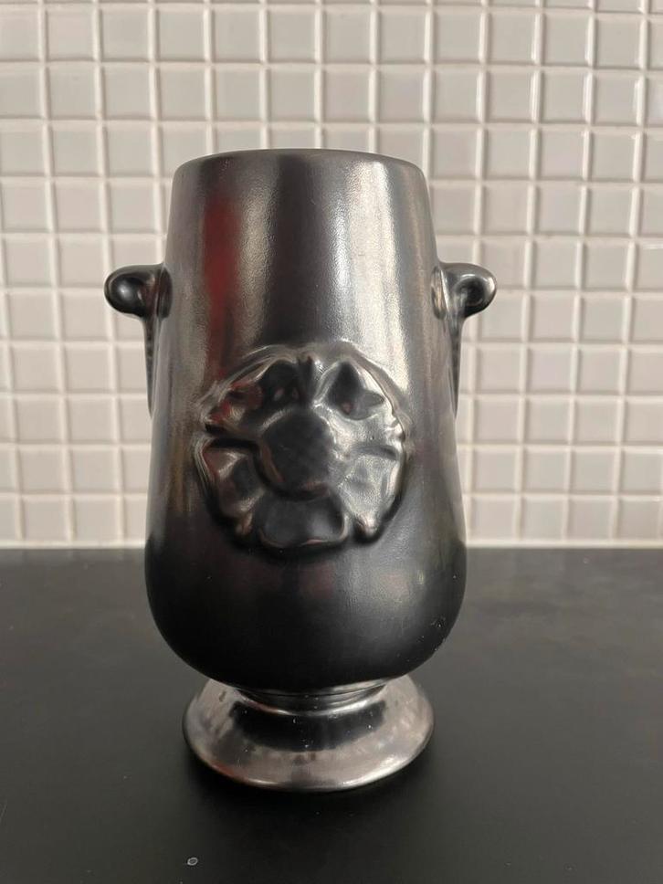 Prinknash zwarte vaas met Tudor Rose, metalen glans, 60's, Antiek en Kunst, Antiek | Vazen, Ophalen of Verzenden