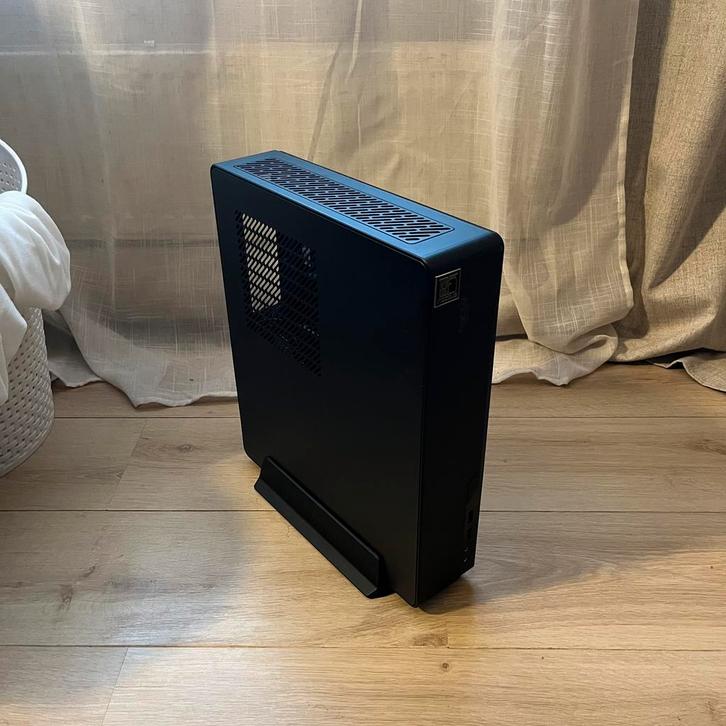 Fractal Design Node 202 Case Mini ITX 10L incl gpu riser, Computers en Software, Computerbehuizingen, Zo goed als nieuw, Ophalen of Verzenden