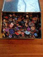 Groot blik vol knopen, Hobby en Vrije tijd, Ophalen of Verzenden, Zo goed als nieuw, Knoop of Knopen