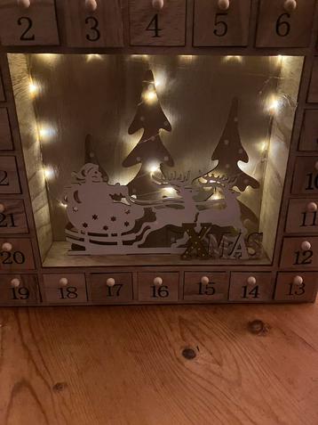 Adventskalender van hout met verlichting. In ieder vakje kun beschikbaar voor biedingen