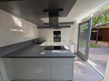 Volledige keuken incl. kwaliteitsapparatuur (Bosch + AEG) beschikbaar voor biedingen