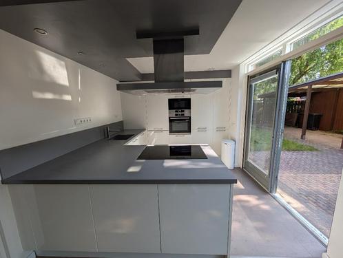 Volledige keuken incl. kwaliteitsapparatuur (Bosch + AEG), Huis en Inrichting, Keuken | Complete keukens, Gebruikt, U-keuken, Wit
