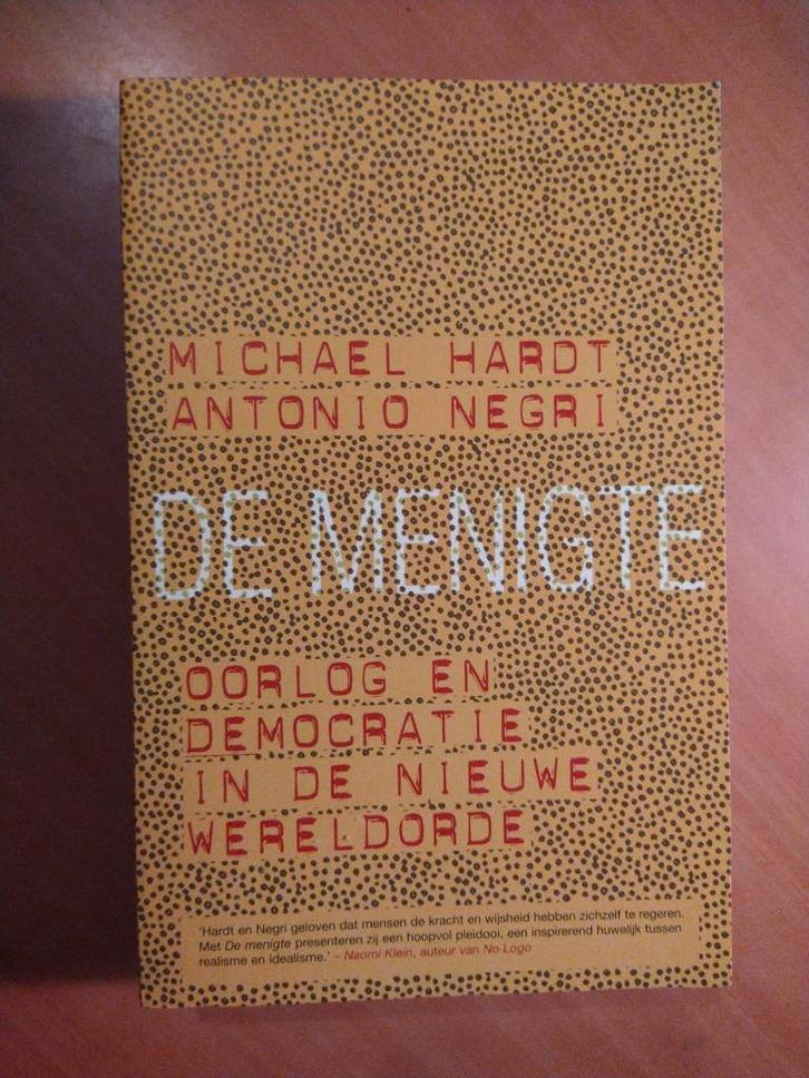 Menigte. Oorlog en democratie in de nieuwe wereldorde, Boeken, Politiek en Maatschappij, Zo goed als nieuw, Nederland, Ophalen of Verzenden