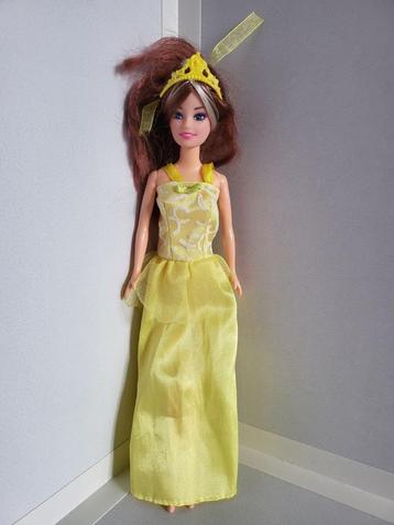 Barbiepop met gele jurk