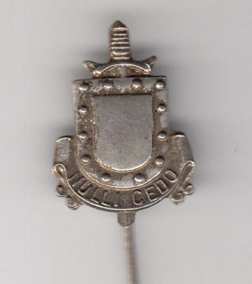 Nulli Cedo speldje Infanterie Regiment embleem, Verzamelen, Militaria | Algemeen, Landmacht, Embleem of Badge, Nederland, Ophalen of Verzenden