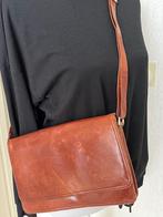 Prachtige cognac lederen crossbody jaren ‘ 70 tas., Verzenden, Gebruikt, Bruin, Handtas