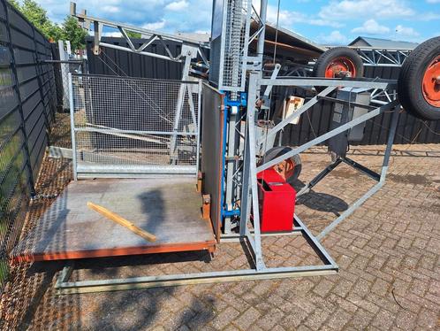 Lift bouwlift 220 volt en 300 kg hefvermogen., Doe-het-zelf en Verbouw, Transportwagens, Gebruikt, Transportkar, Ophalen of Verzenden