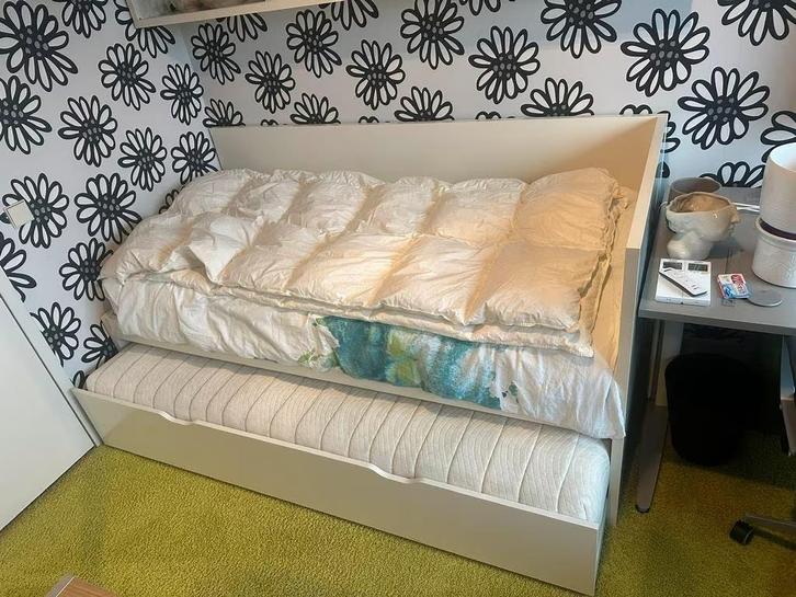 Praktisch IKEA 1-persoonsbed met extra bed, Huis en Inrichting, Slaapkamer | Bedden, Zo goed als nieuw, Tweepersoons, 200 cm, Hout