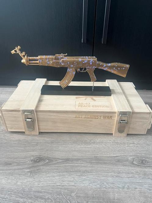 Van Apple Art AK Peace Edition – Gold –, Antiek en Kunst, Kunst | Designobjecten, Ophalen of Verzenden