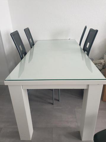 Witte Eettafel met Glazen Blad beschikbaar voor biedingen