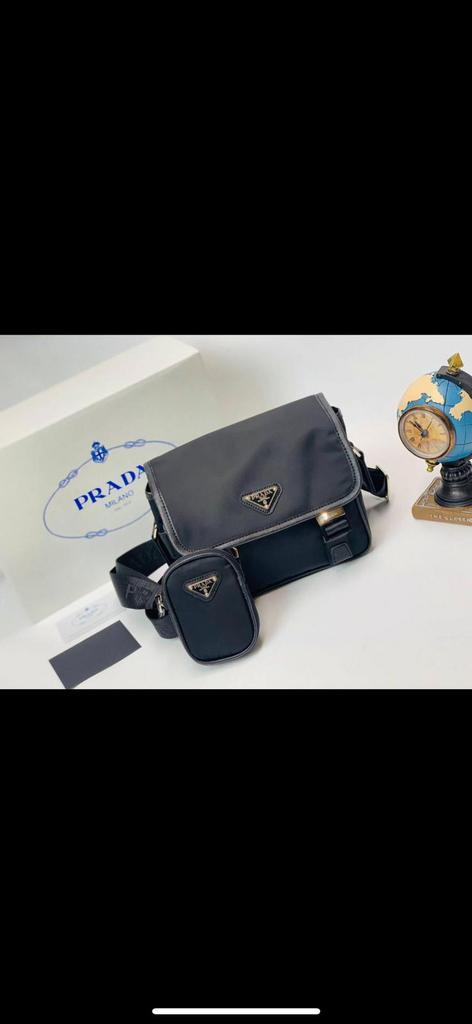 Prada nektas / schoudertas. Nieuw € 70-, Sieraden, Tassen en Uiterlijk, Tassen | Schoudertassen, Nieuw, Zwart, Ophalen of Verzenden