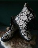 Nieuw enkellaarsje, slangenprint, maat 39, Kleding | Dames, Schoenen, Ophalen of Verzenden, Zo goed als nieuw