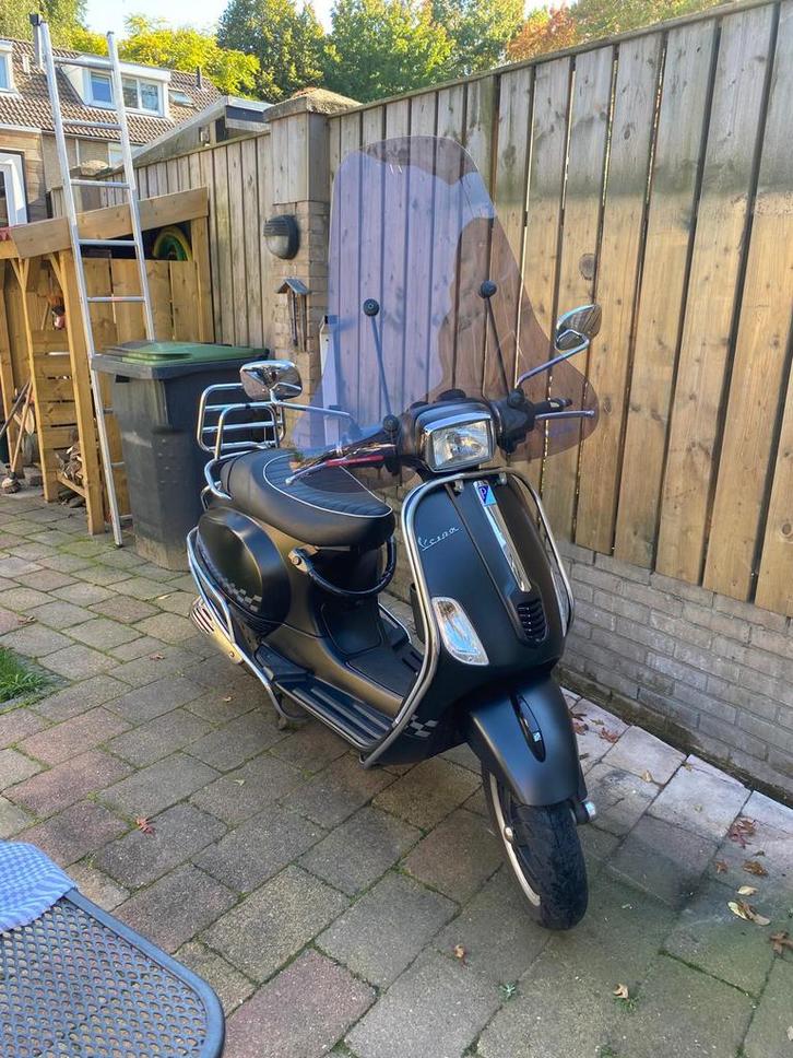 Vespa s sport zeer nette staat geen schade 2014, Fietsen en Brommers, Snorfietsen en Snorscooters, Zo goed als nieuw, Vespa, Benzine