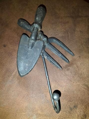 Vintage Tuingereedschap Wandhaak beschikbaar voor biedingen