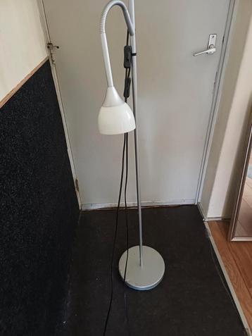Vloerlamp beschikbaar voor biedingen