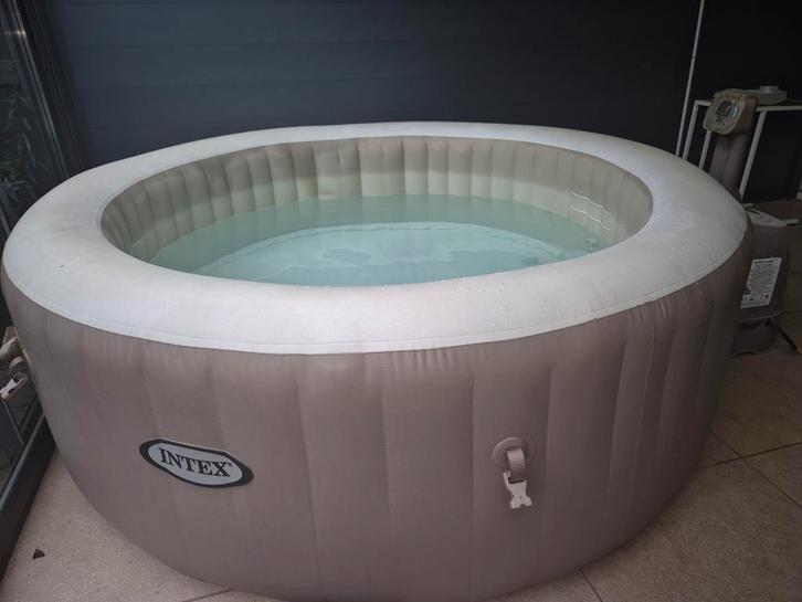 Stevige Opblaasbare Jacuzzi/Spa van Intex., Tuin en Terras, Bubbelbaden en Hottubs, Gebruikt, Pomp, Ophalen