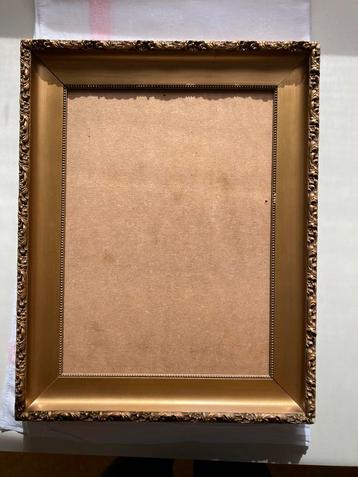 Oude schilderijlijst hout en gips goudkleurig beschikbaar voor biedingen