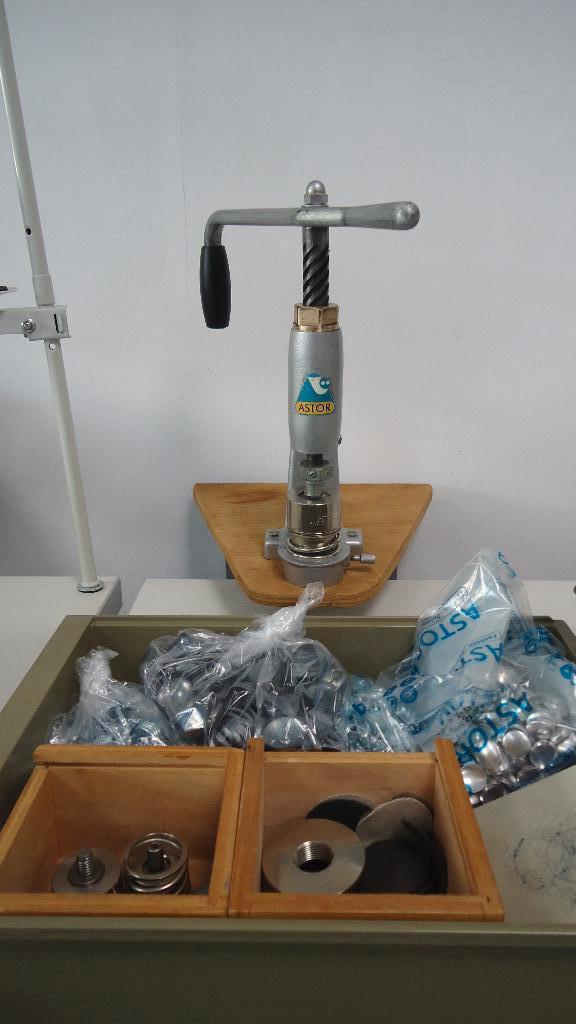 Astor 51 knopenpers met matrijzen en Toebehoren, Hobby en Vrije tijd, Naaimachines en Toebehoren, Gebruikt, Naaimachine, Overige merken