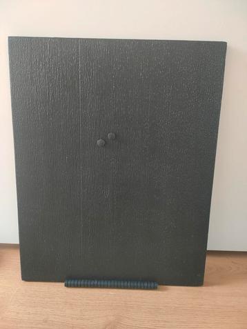 Magneetbord 30x50,5 cm met 30 magneten beschikbaar voor biedingen