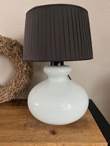 Bijzondere vintage Dijkstra tafellamp melkglas dubbele lamp beschikbaar voor biedingen