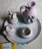 KERAMIEK TAFELSET * 5 DELIG HANDWERK * Pasteltinten *, Antiek en Kunst, Verzenden