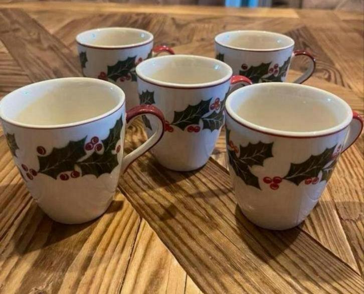 4 Vic's Kerst Koffiekopjes, Huis en Inrichting, Keuken | Servies, Zo goed als nieuw, Kop(pen) en/of Schotel(s), Overige stijlen