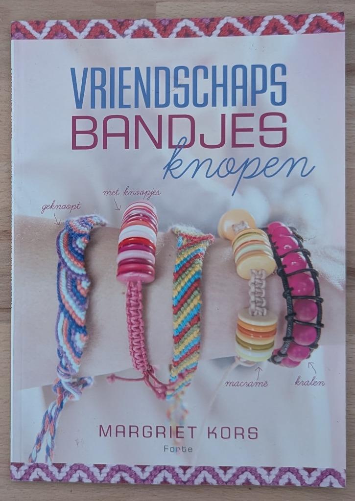 Boek Vriendschapsbandjes knopen - Margriet Kors, Boeken, Hobby en Vrije tijd, Zo goed als nieuw, Sieraden maken, Ophalen of Verzenden