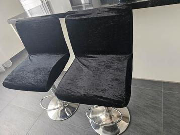 2 Luxe barkrukken met fluwelen zwarte hoes en chromen voet  beschikbaar voor biedingen