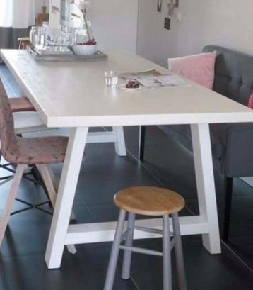 Grote robuuste eettafel 220x100 cm beschikbaar voor biedingen