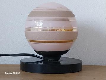 Kleine Art Deco tafellamp roze lampenkap met gouden lijnen beschikbaar voor biedingen