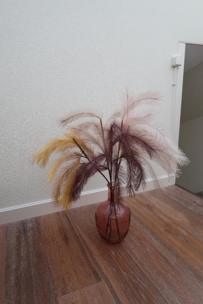 Flesvormige vaas roze met gekleurde pluimen als decoratie, Huis en Inrichting, Woonaccessoires | Vazen, Zo goed als nieuw, Overige kleuren