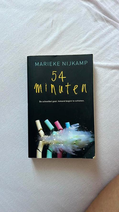 Marieke Nijkamp - 54 minuten, Boeken, Kinderboeken | Jeugd | 13 jaar en ouder, Zo goed als nieuw, Ophalen of Verzenden